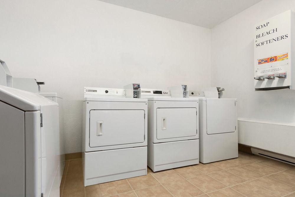 Emerald Hotel & Suites Calgary Airport Bagian luar foto