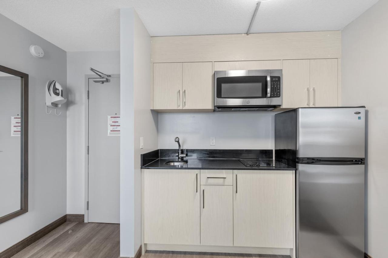 Emerald Hotel & Suites Calgary Airport Bagian luar foto