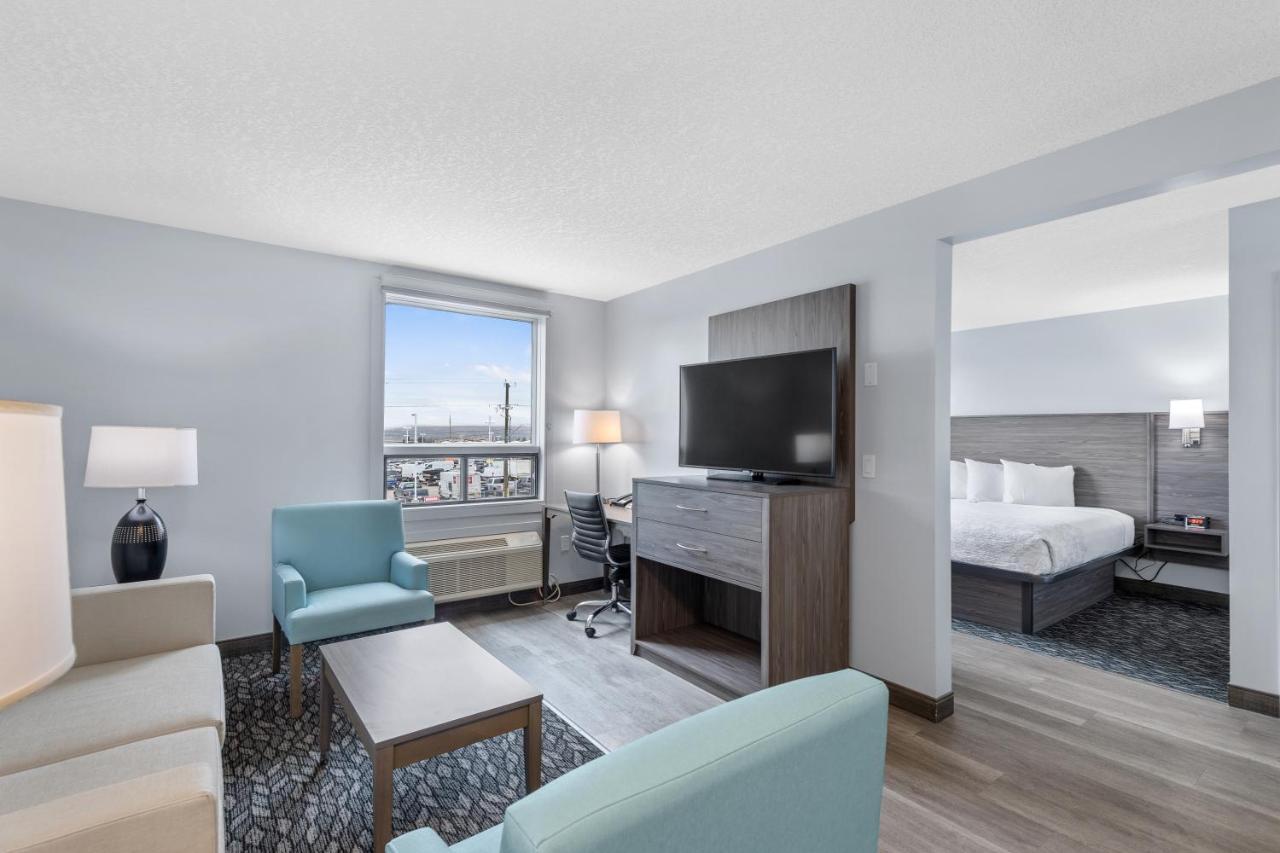Emerald Hotel & Suites Calgary Airport Bagian luar foto
