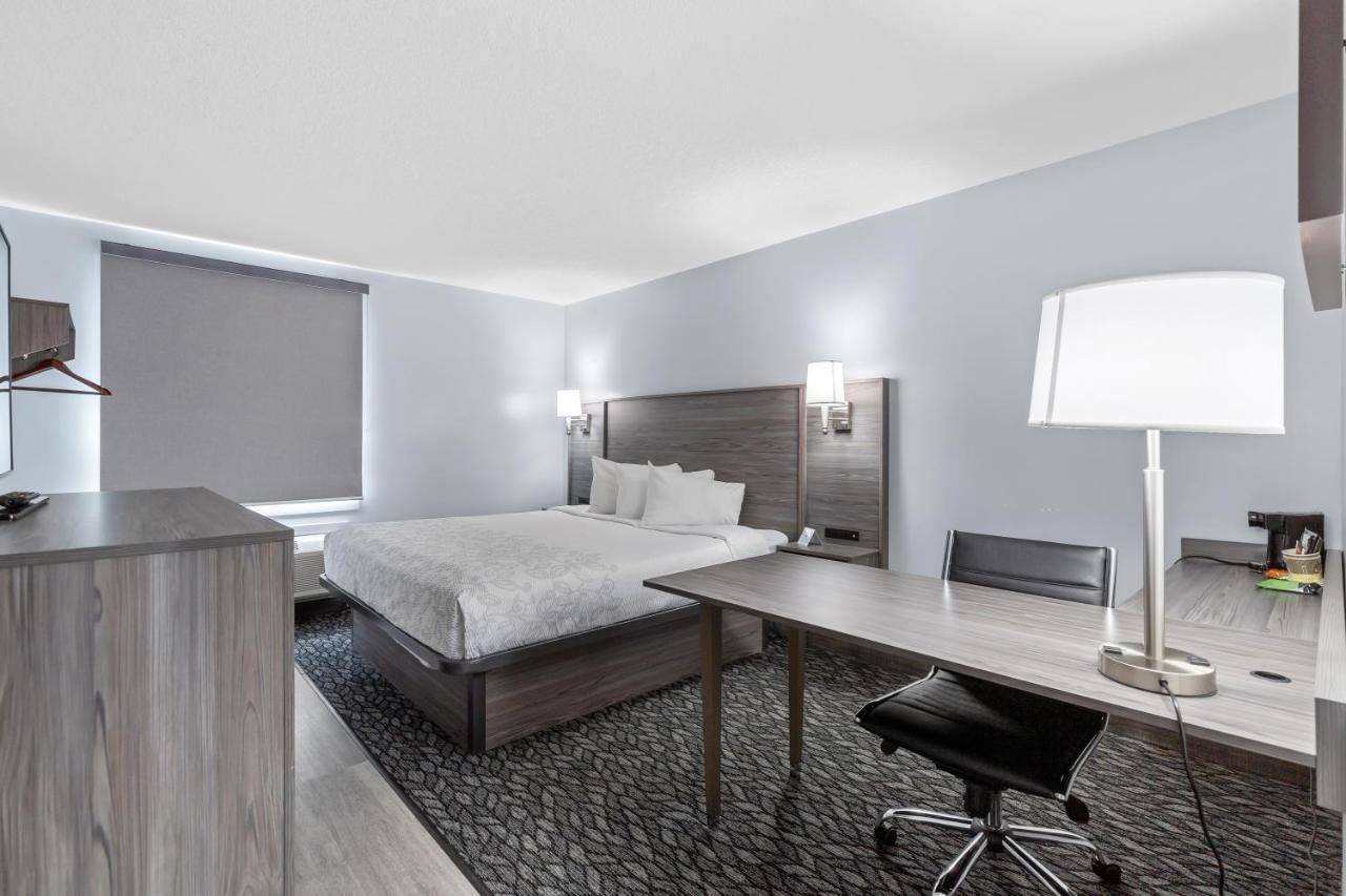 Emerald Hotel & Suites Calgary Airport Bagian luar foto