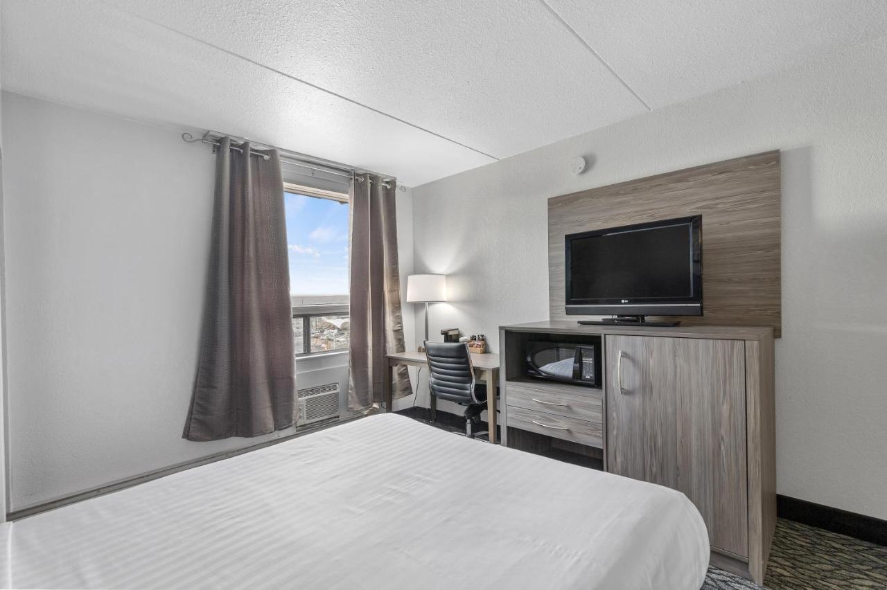 Emerald Hotel & Suites Calgary Airport Bagian luar foto