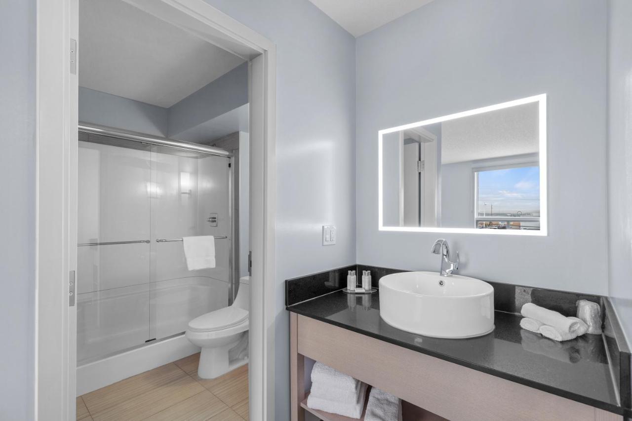 Emerald Hotel & Suites Calgary Airport Bagian luar foto