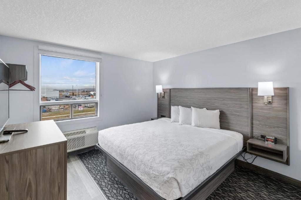 Emerald Hotel & Suites Calgary Airport Bagian luar foto