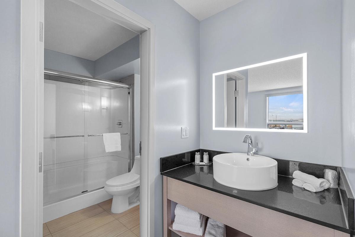 Emerald Hotel & Suites Calgary Airport Bagian luar foto
