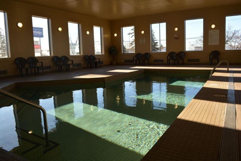 Emerald Hotel & Suites Calgary Airport Bagian luar foto