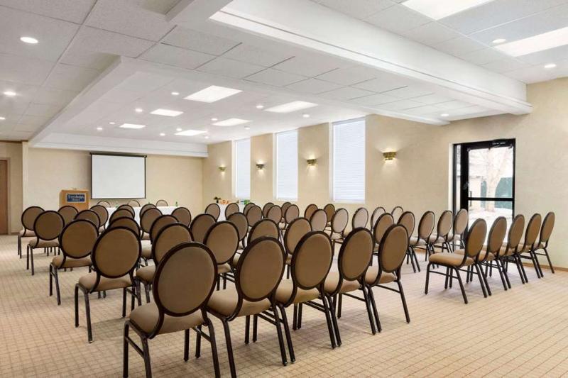 Emerald Hotel & Suites Calgary Airport Bagian luar foto